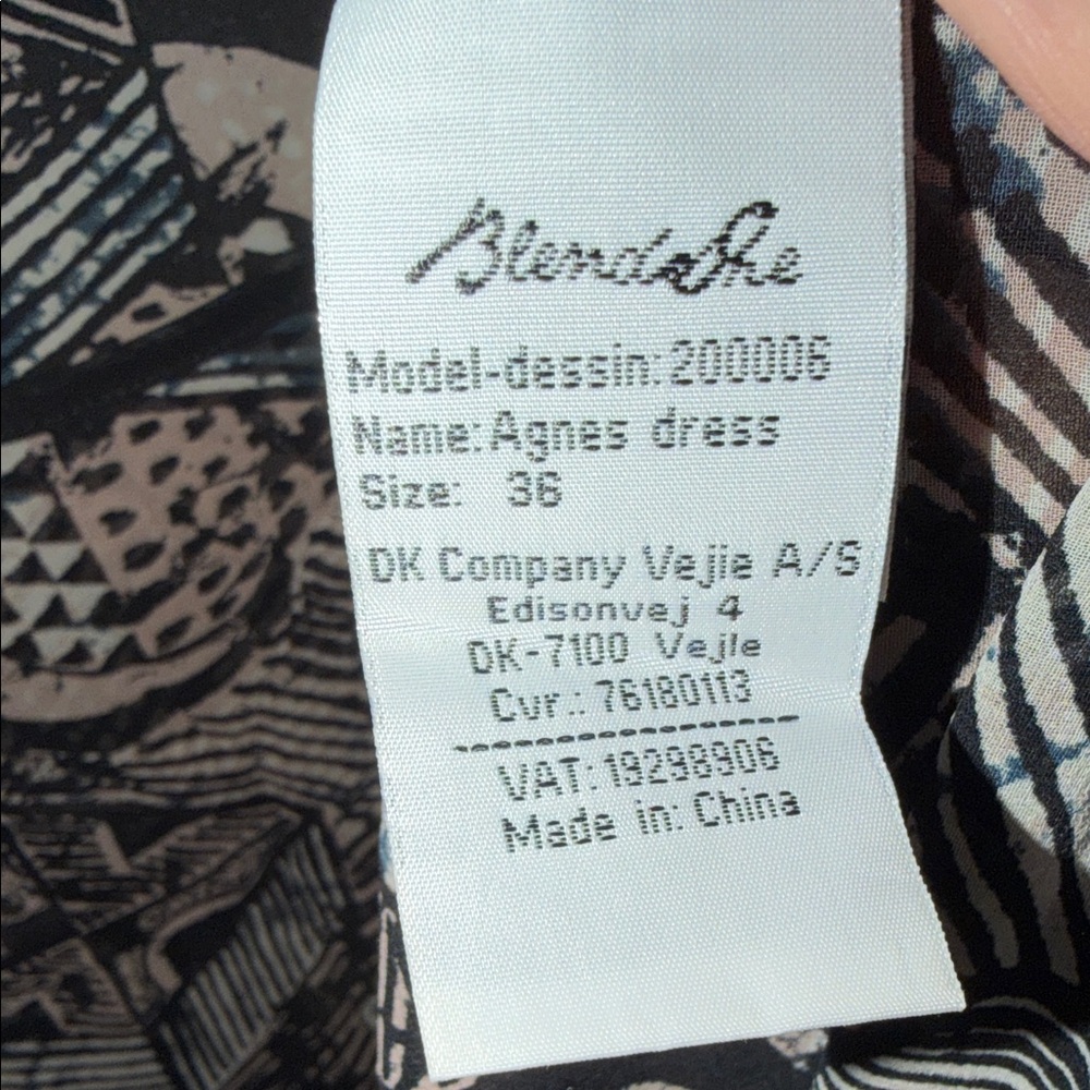 Chic Sheer Patterned Dress - Picture 2 of 3